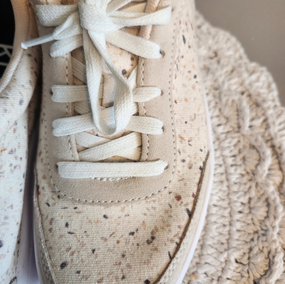 Kizik Sneakers - Picture 2 of 4